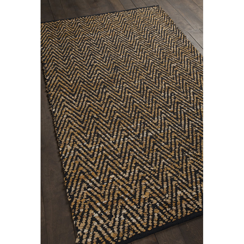 Tapis en cuir à chevrons moderne doré, noir et brun foncé tissé à la main Sora Authentic, 5 pi x 7 pi 6 po