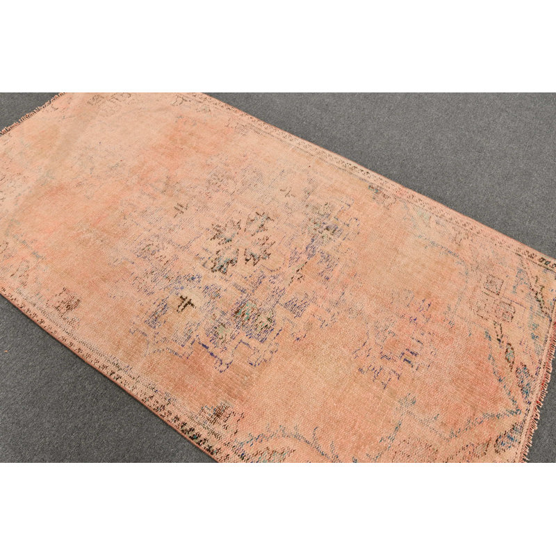 Chic tapis d'intérieur turc pour la décoration de la maison et du bureau dans un ton rose vif, idéal pour n'importe quel espace
