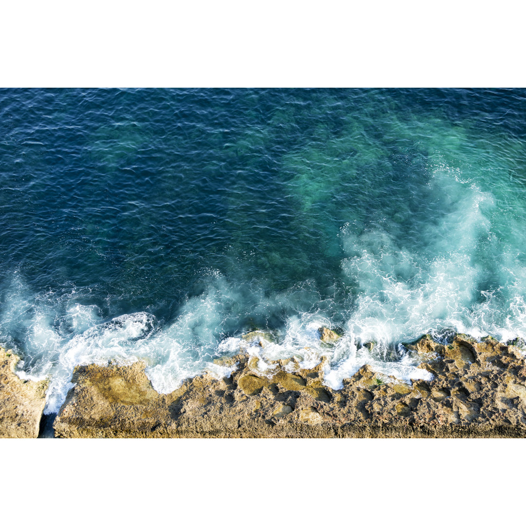 Das Meer kracht gegen die Felsen - Leinwandbild