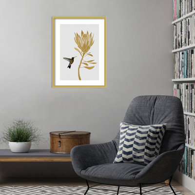 «Hummingbird and Beige Flower I» par Orara Studio, reproduction d'art encadrée en bois
