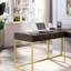 Bureau d'ordinateur élégant et chic-640487526