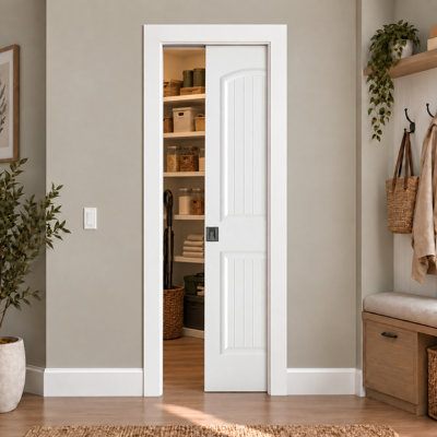 Porte coulissante 24 po x80 po à 2 panneaux surélevés avec dessus en arche texturé et moulé blanc avec moulures et cadres de porte de placard