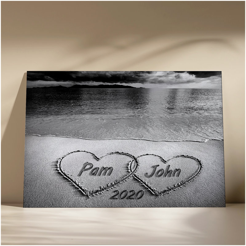 Art mural sur mesure en forme de cœur de plage noir et blanc avec noms et date personnalisés - Décor romantique en bord de mer pour les couples, les mariages et les anniversaires