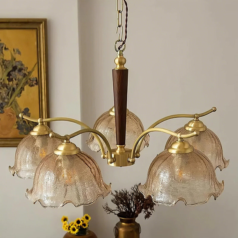 Lustre 27,5 po de style ambre avec abat-jour en verre craquelé ambre et décor de noyer