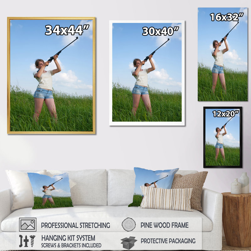 Chasse au lever du soleil II sur toile, Encadrement doré, H 44 po x l 34 po x P 1,5 po
