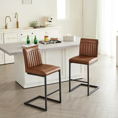 Tabourets de bar rétro en similicuir brun, comptoir de 26 pouces de hauteur, structure verticale en métal noir avec repose-pieds, 2 pour la salle à manger et l'îlot de cuisine - style contemporain, style américain, forme carrée, mousse