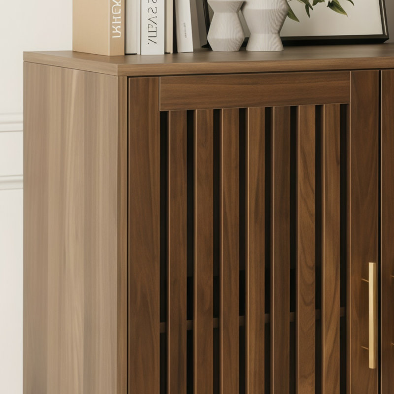 Buffet de cuisine avec tablettes réglables, offrant une grande capacité de rangement pour plus de commodité.