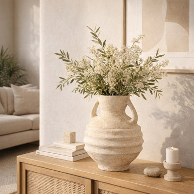 Vase de poterie fabriqué à la main avec détails en papier mâché et motif artisanal texturé