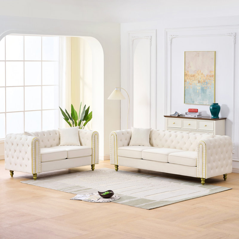 Velours beige avec 5 sièges, accoudoirs roulés à boutons et décor doré, structure en pin capitonnée à 3 + 2 places, passepoil, idéale pour le salon principal