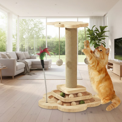Ce grand griffoir pour chat d'intérieur comprend une base à trois niveaux pour plus de stabilité et est livré avec une corde en sisal, une balle pour chat et d'autres jouets, permettant à votre chat d'interagir et de jouer à sa guise.