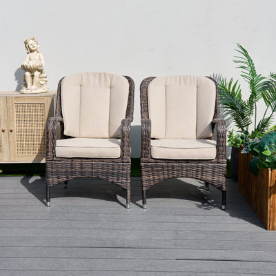 Deux chaises de patio avec coussins