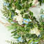 Couronne de porte artificielle 24 po avec fleurs de lierre et baies sauvages