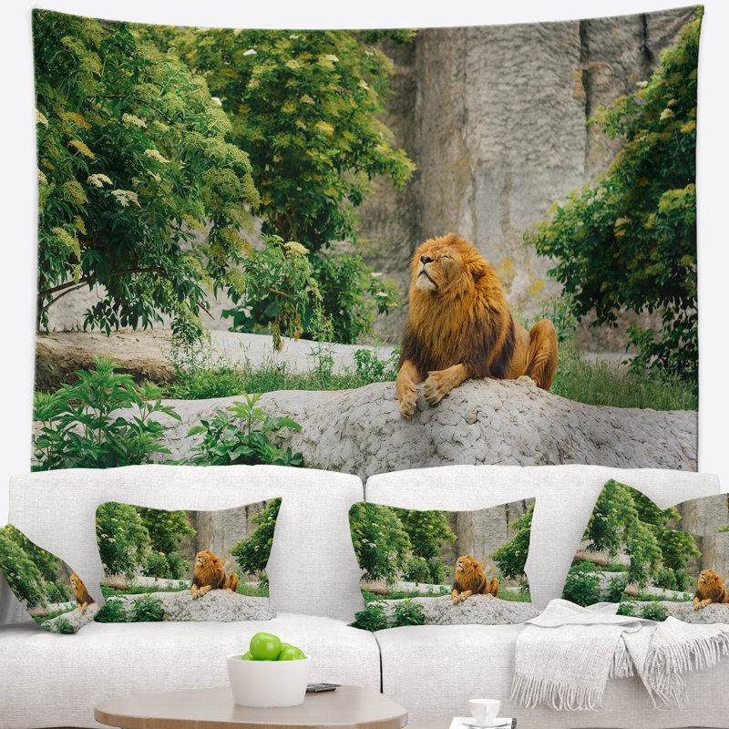 Paysage avec un grand lion couché sur des pierres dans une tapisserie du zoo, H 50 po x l 60 po