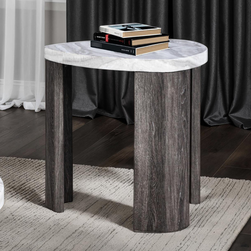 Table d'appoint contemporaine grise à motif de marbre, idéale pour le salon, fabriquée en papier et en hévéa, avec roulettes dissimulées pour une mobilité optimale, 60,2 cm (l) x 61 cm (p) x 63,2 cm (h), vendue à l'unité.
