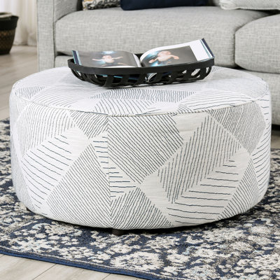 Rembourrage rond avec bordure en passepoil de style transitionnel gris et bleu marine de 37,5 po de largeur et 18 po de hauteur