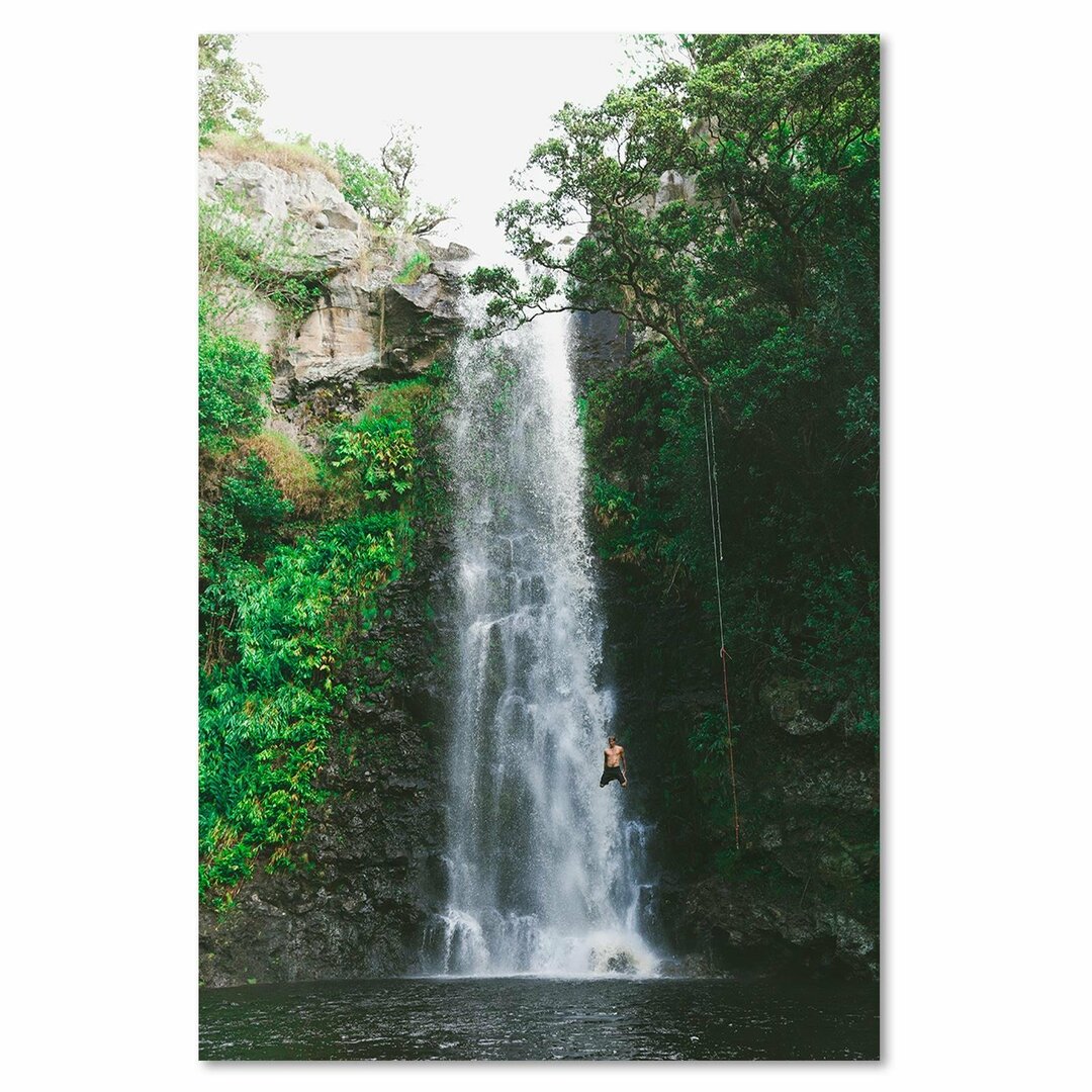 Leinwandbild Mann springt Wasserfall herunter