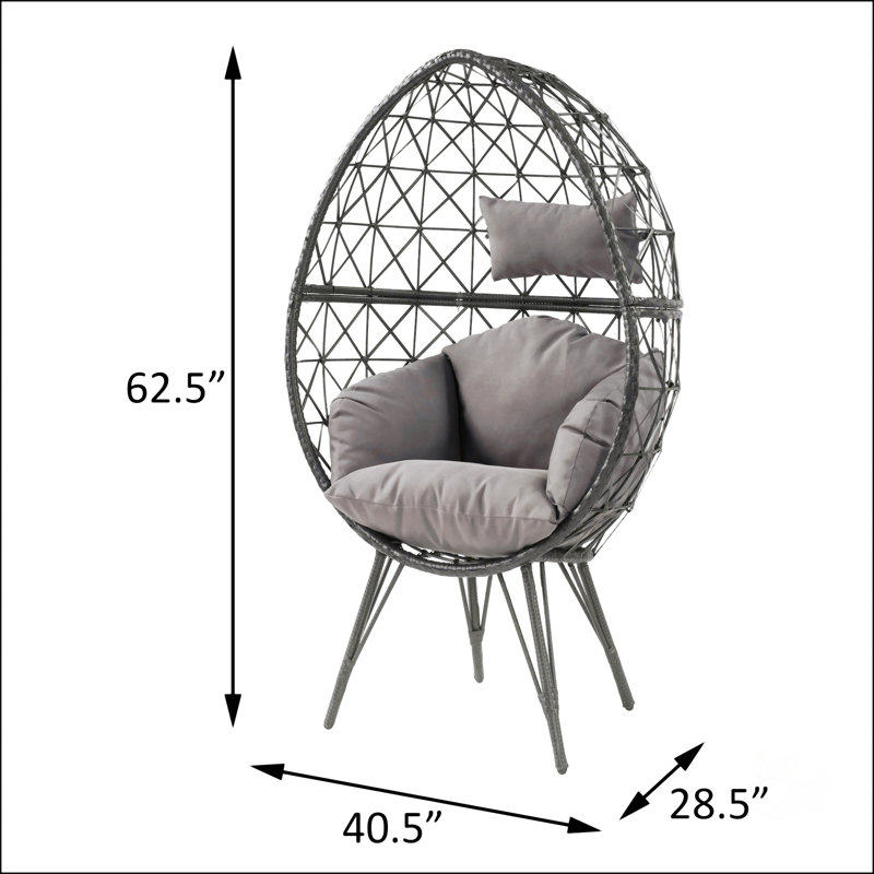 Chaise de patio gris clair et noire avec coussin rembourré