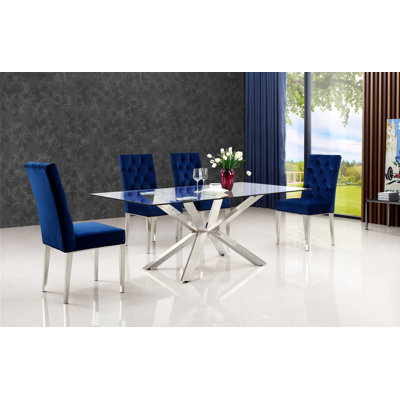 Ensemble repas pour quatre personnes