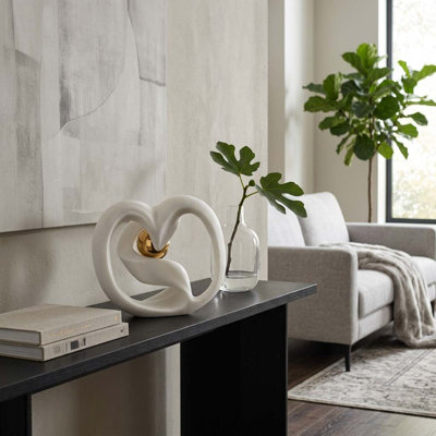 Figurine sculptée en résine avec sphère en acier inoxydable pour la décoration intérieure