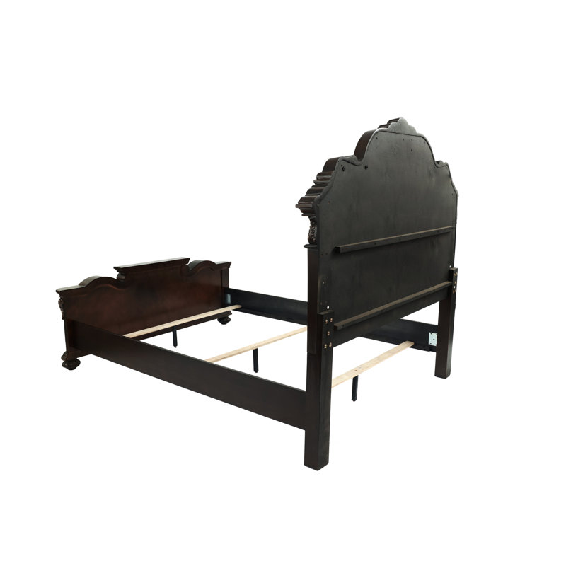 Très grand lit antique en cerisier antique avec des détails complexes, une tête de lit haute et des pieds en oignon pour la taille de la chambre à coucher dans une finition de style traditionnel