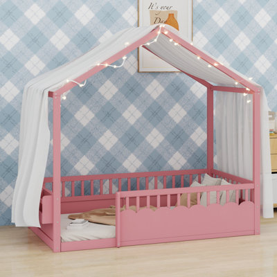Lit plateforme avec baldaquin, barrières de sécurité et porte d'entrée pour les chambres d'enfants