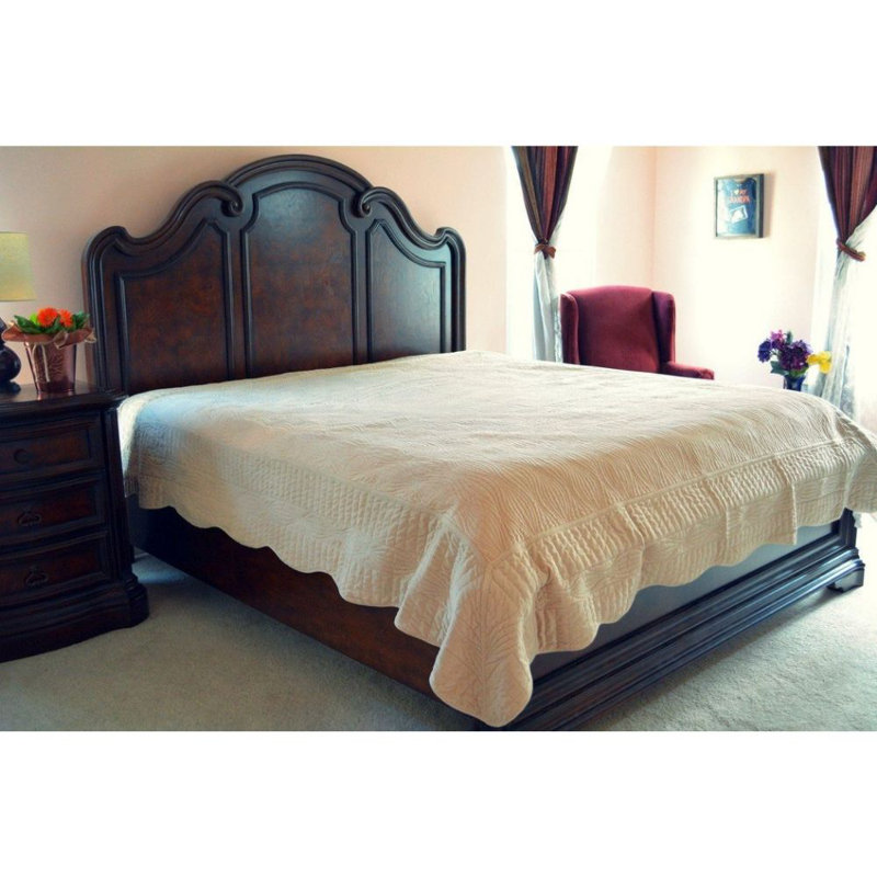 Coral Reef Farmhouse / Country Coverlet, Beige, California King