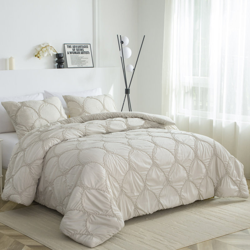 Ensemble d'édredon en microfibre brodée Scallop, matelassage élastique, surdimensionné et ultra doux, taupe, grand ensemble 3 pièces
