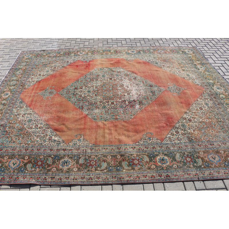 Découvrez l'élégance de ce tapis turc en laine biologique fabriqué à la main avec des accents rouges
