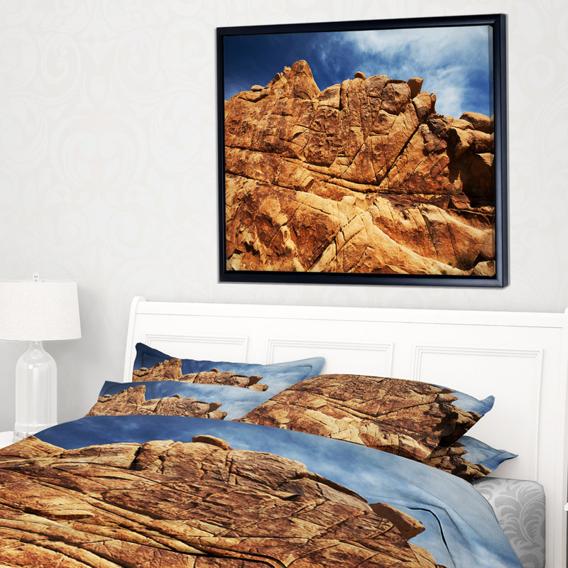 «Rocky Terrain under Blue Sky», reproduction de photo sur toile tendue encadrée, H 16 po x l 32 po x P 1 po, Cadre noir