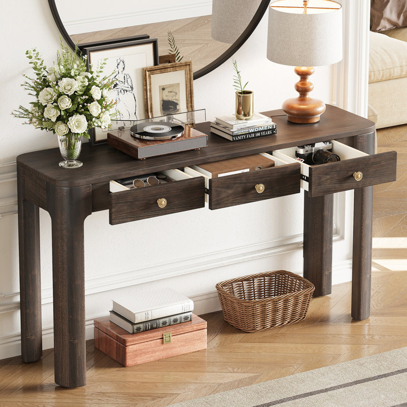 Console rustique avec finition soignée, coins arrondis, 3 tiroirs de rangement pratiques, structure robuste avec pieds épais, style rétro pour entrée, couloir ou salon, plateau supportant jusqu'à 68 kg, grand tiroir de 63,5 cm, petit tiroir de 51 cm.