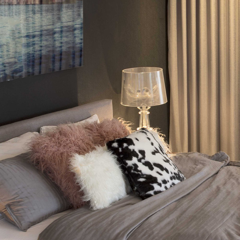 Housse et insert de coussin décoratif en fausse fourrure Belton, Univers sucré / noir / blanc
