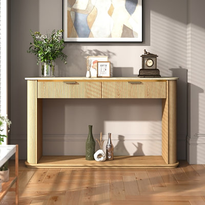 Table d'appoint en bois rainuré, plateau en imitation marbre, avec deux tiroirs et des étagères ouvertes, bords décoratifs en or rose et bords incurvés, idéale pour la décoration des corridors et des salons.