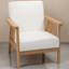 Fauteuil rembourré blanc avec structure en bois d'hévéa et coussins d'assise et de dossier assortis