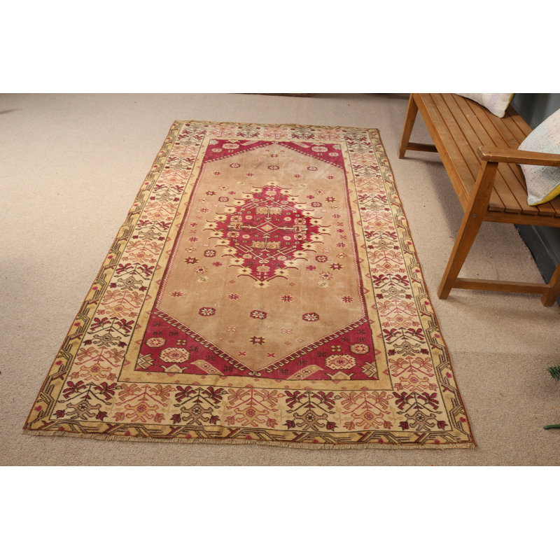 Découvrez le luxe de ce tapis turc antique provenant des Terres d'Anatolie pour votre salle à manger