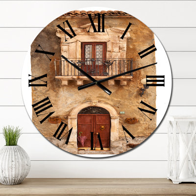 Détail d'une maison miniature brune - horloge murale pour enfants