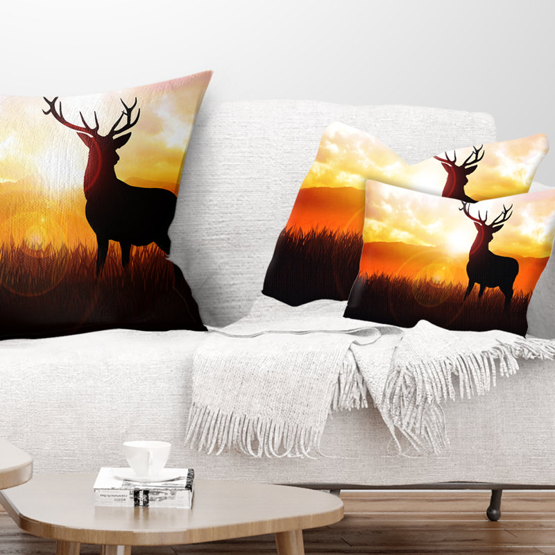 Cerf sur le pré au lever du soleil - Coussin décoratif imprimé animal