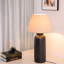  Lampe de table moderne en céramique de 28 po avec base fuselée noire et abat-jour en lin naturel, idéale pour les tables de chevet de chambre à coucher, les tables de bout de salon ou les bureaux d'étude-452260906