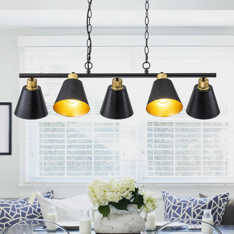 Luminaire suspendu 5 lumières pour îlot de cuisine, lustre linéaire noir mat et doré de 35,4 po avec abat-jour en métal martelé réglable, luminaire de salle à manger de style maison de campagne moderne, homologué ETL