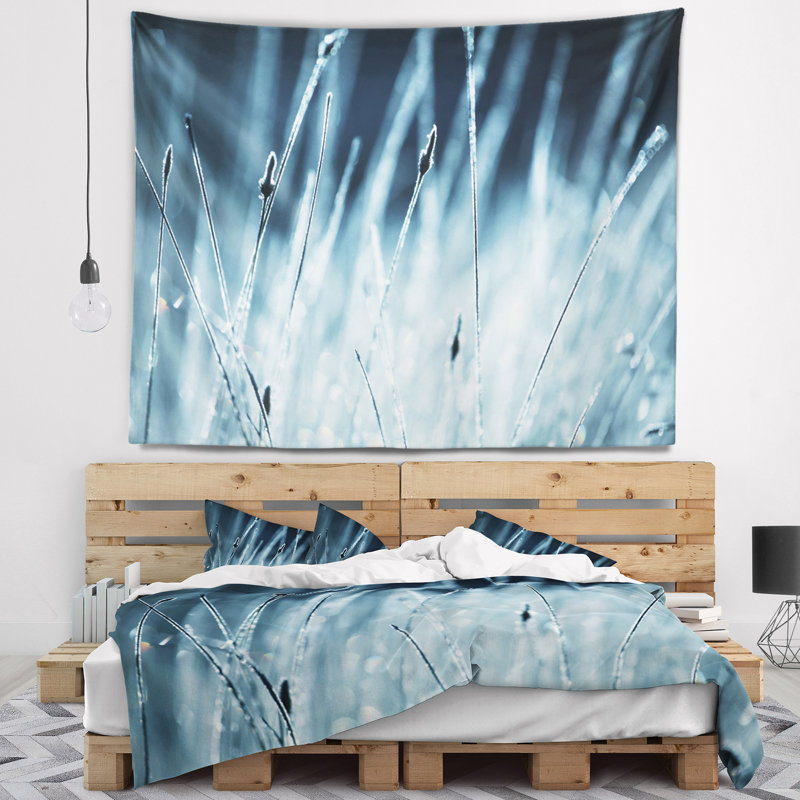 Tapisserie noire et blanche à motif floral, H 32 po x l 39 po