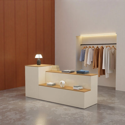 Présentoir tendance du magasin de vêtements