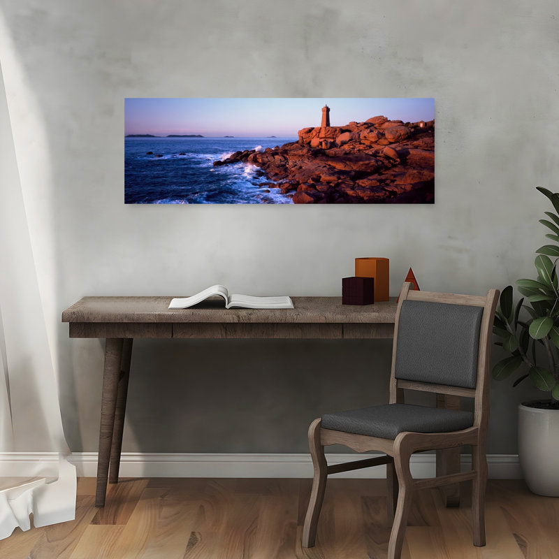 Phare sur la côte, phare de Ploumanach, cote de granit rose, Cotes-d'Armor, Bretagne, France, H 12 po x l 36 po