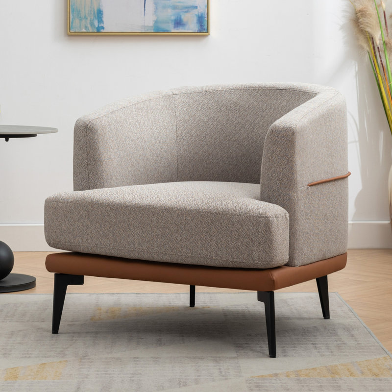 Chaise rembourrée moderne à deux tons de couleur orange brûlé, larges coussins et pieds pour s'habiller ou lire, convenant à de multiples espaces comme le bureau de détente