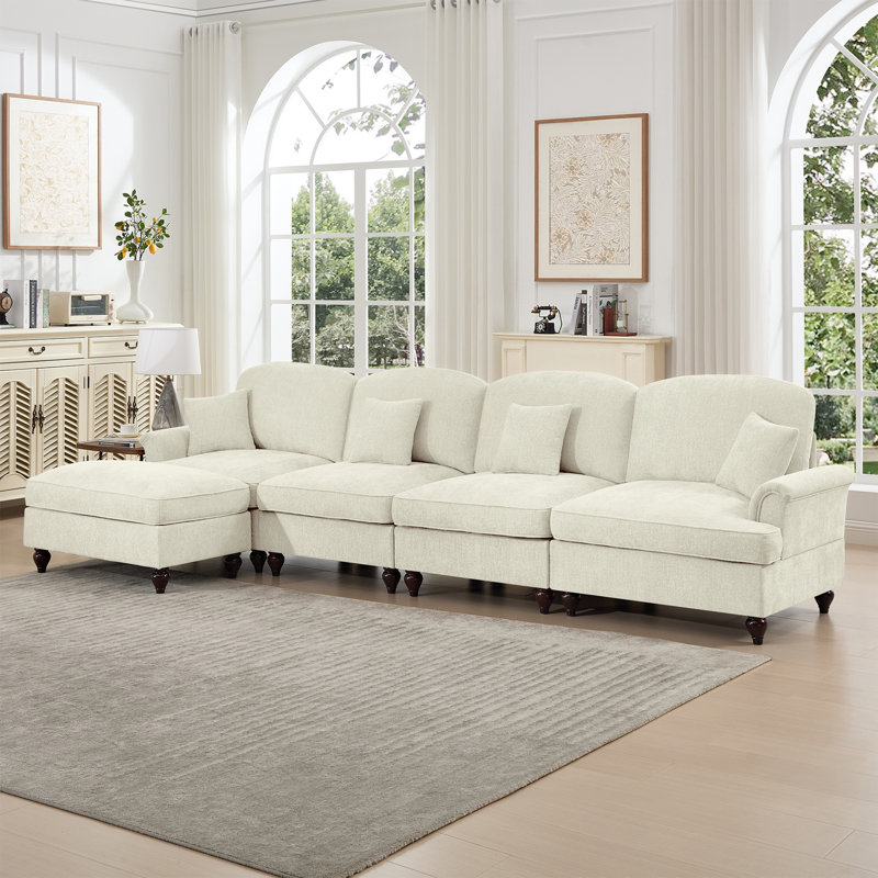 Canapé modulaire classique à trois places en forme de L avec accoudoirs évasés et volants amovibles, jupes plissées et pieds fuselés, canapé à quatre places en chenille confortable avec repose-pieds mobile, blanc beige