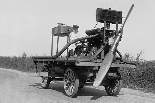 « véhicule à roues avec hélice montée », reproduction de photo, 24 po x 36 po