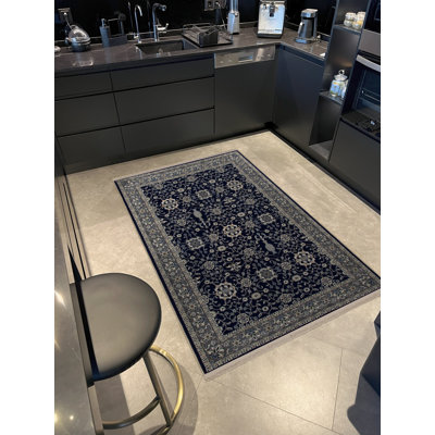 Tapis décoratif noir à motif frangé et motif traditionnel noir