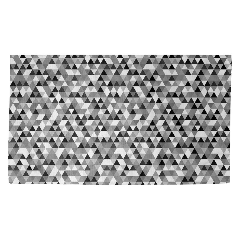 Tapis noir à motif de triangles Avicia, Rectangle 2 pi 2 po x 3 pi 4 po
