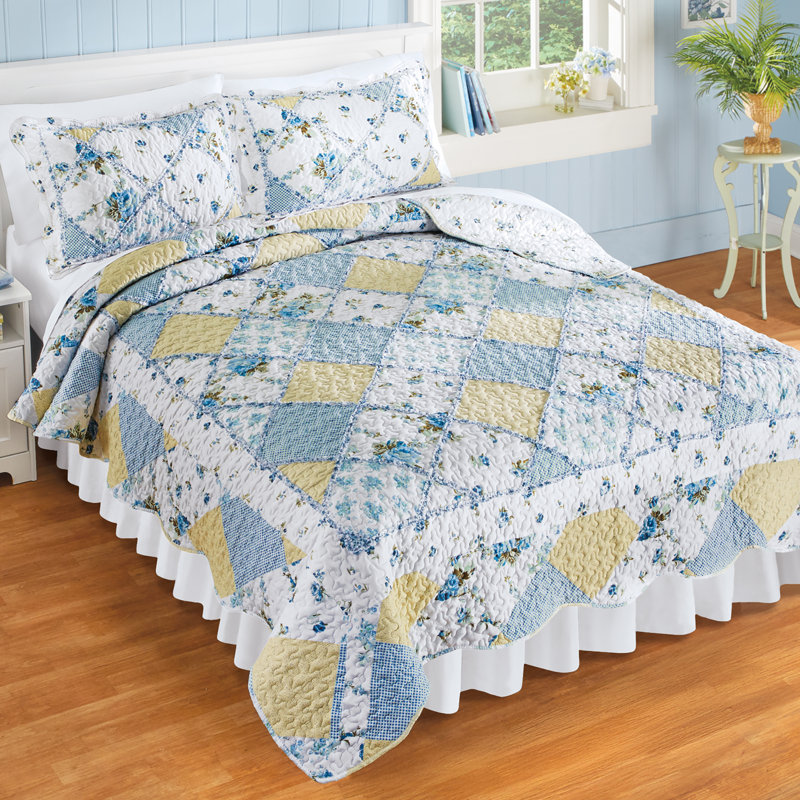 Reversible Trellis Design Scalloped Edge Quilt, King Quilt