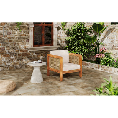 Fauteuil club d'extérieur en bois d'acacia avec accoudoirs en osier et coussins beiges, capacité de 400 lb, fauteuil