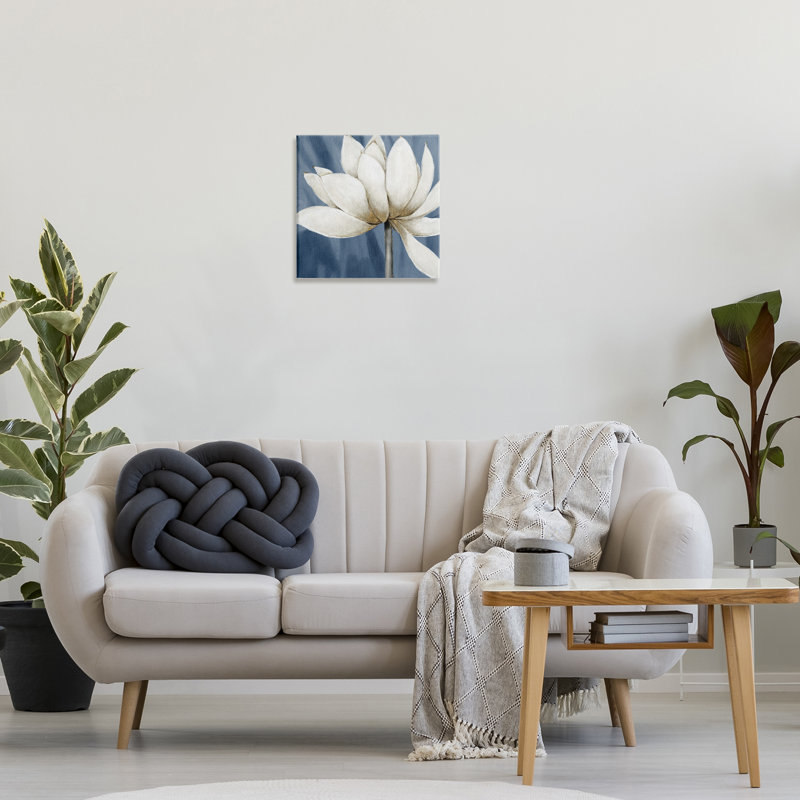 Art mural sur toile "White Lotus Petals" par Carol Robinson, H 17 po x l 17 po