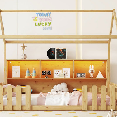 Lit simple avec lumière DEL et rangement, conception en bois avec garde-corps pour personnes, finition naturelle